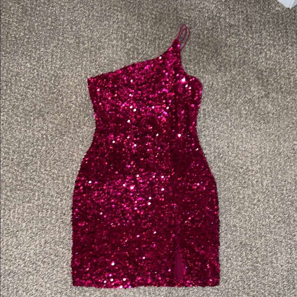Sequin One-Shoulder Dress in Fuchsia. Xs